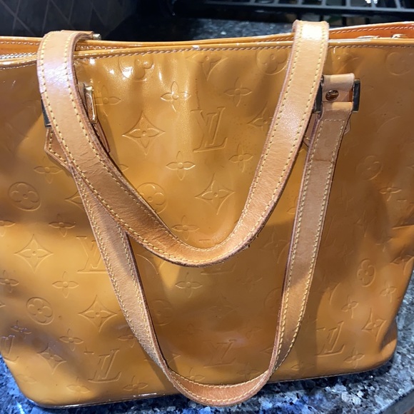 Louis Vuitton Houston Vernis LV monogram embossed beige patent leather tote bag - Picture 8 of 12